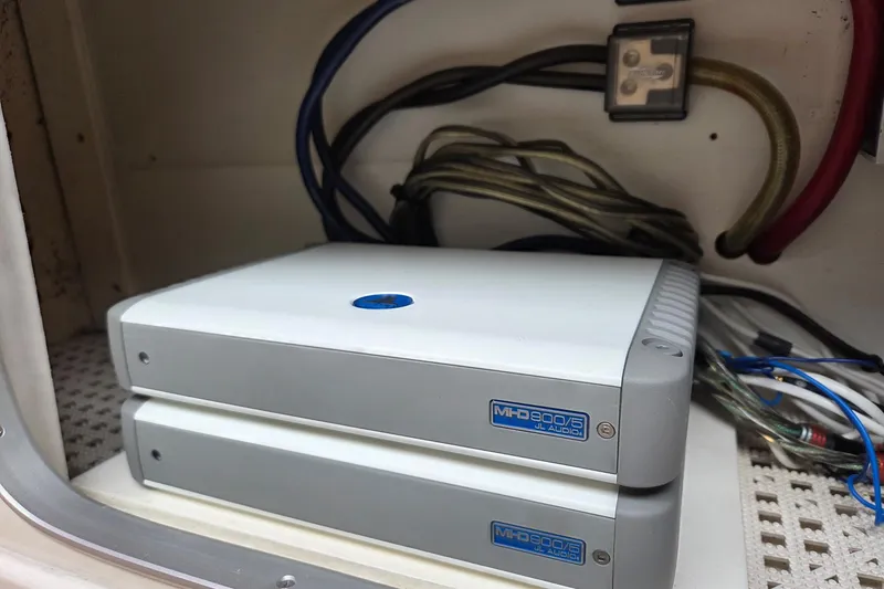 Slide: The Image of Audio equipment in a 1998 Sea Ray 630 Super Sun Sport boat. - 5