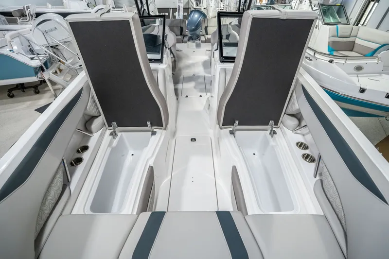 Slide: The Image of Hurricane SunDeck 2600 OB 2026 - 25