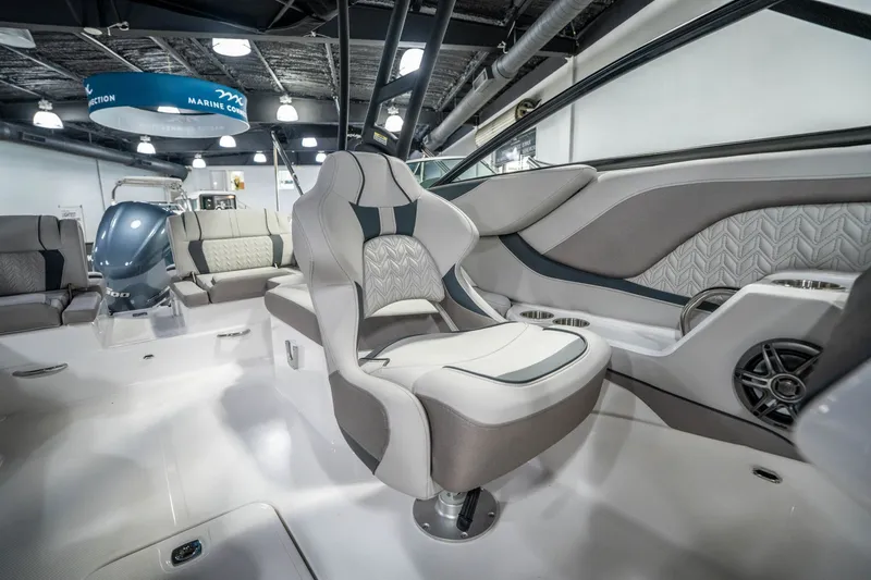 Slide: The Image of Hurricane SunDeck 2600 OB 2026 - 19