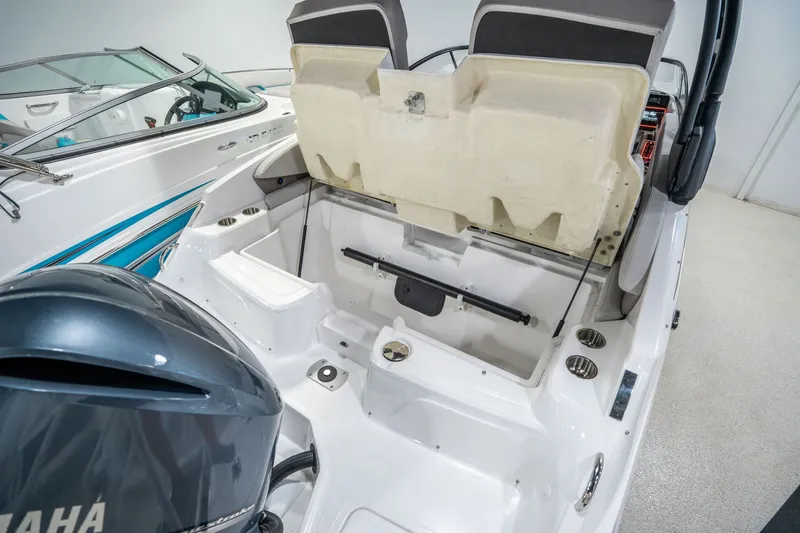 Slide: The Image of Hurricane SunDeck 2600 OB 2026 - 8