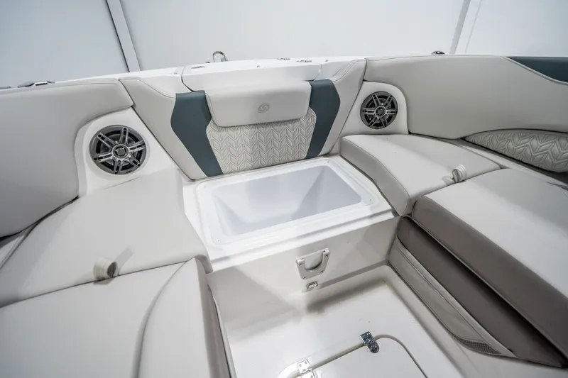 Slide: The Image of Hurricane SunDeck 2600 OB 2026 - 26