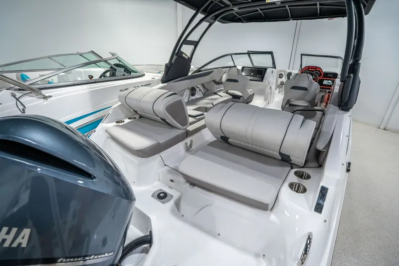 Slide: The Image of Hurricane SunDeck 2600 OB 2026 - 5