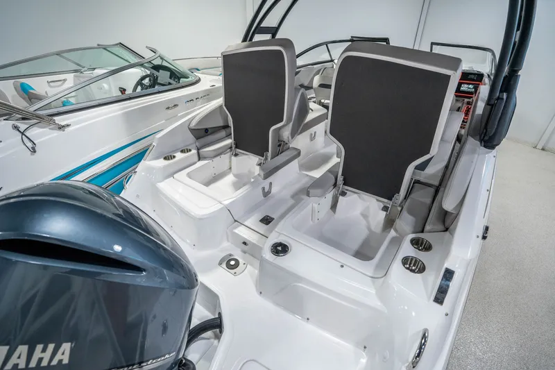 Slide: The Image of Hurricane SunDeck 2600 OB 2026 - 7