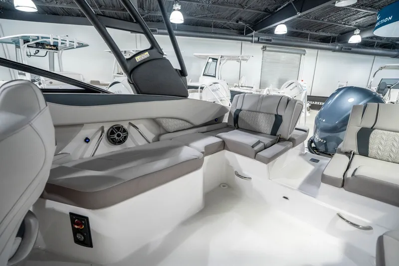 Slide: The Image of Hurricane SunDeck 2600 OB 2026 - 10