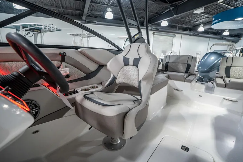 Slide: The Image of Hurricane SunDeck 2600 OB 2026 - 18