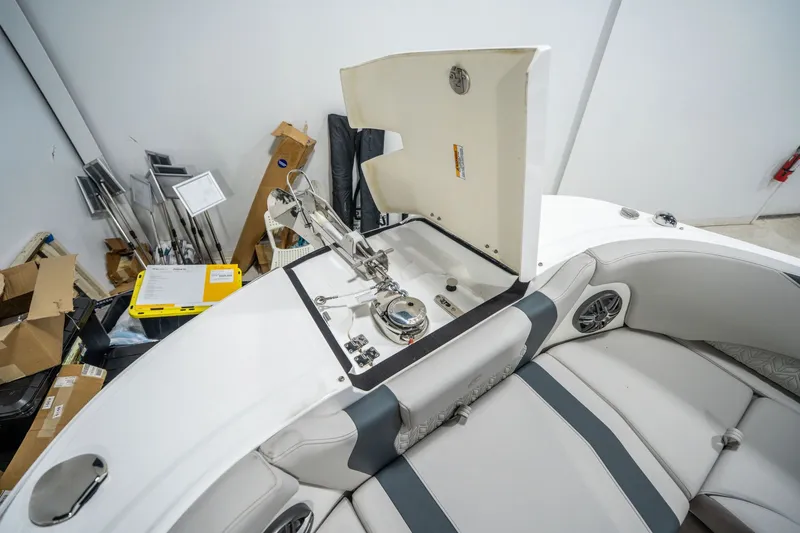 Slide: The Image of Hurricane SunDeck 2600 OB 2026 - 28