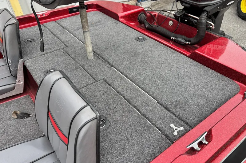 Slide: The Image of 1995 Hydra-Sports Z260 boat interior with gray carpet and red accents. - 6