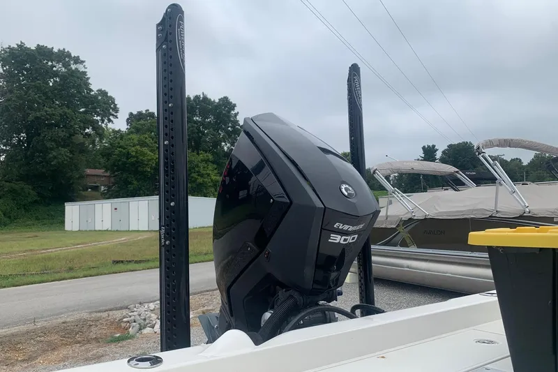 Slide: The Image of 2016 Ranger 2510 Bay Ranger with Evinrude 300 engine, docked near other boats. - 19