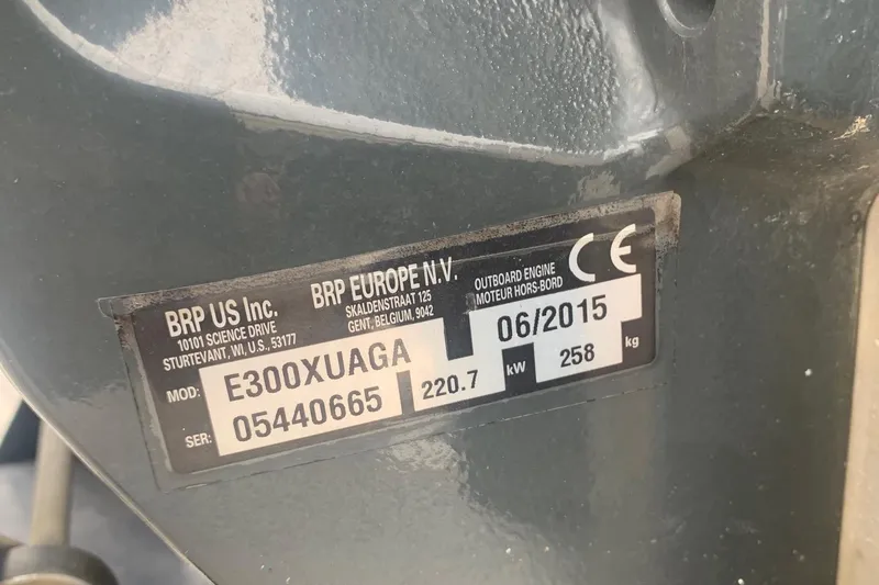 Slide: The Image of Label on 2016 Ranger 2510 Bay Ranger outboard engine, model E300XUAGA, 220.7 kW, 258 kg. - 20