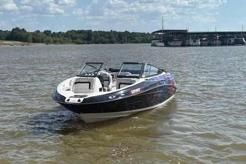 Slide: The Image of 2010 Yamaha Boats 212SS on a lake with a marina in the background. - 11