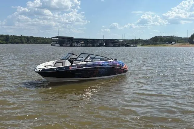 Slide: The Image of 2010 Yamaha Boats 212SS on a lake with a marina in the background. - 13