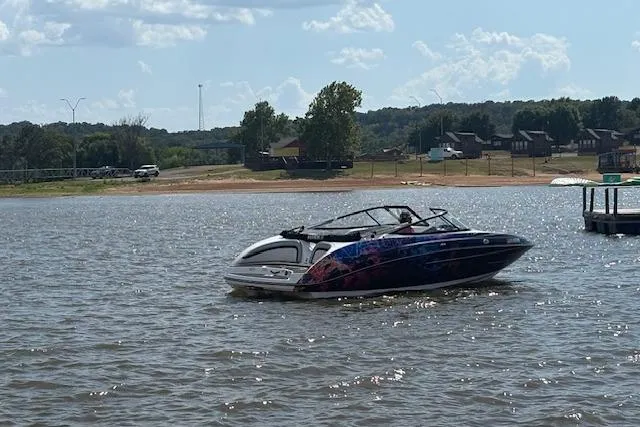Slide: The Image of 2010 Yamaha Boats 212SS on a lake with scenic background. - 5