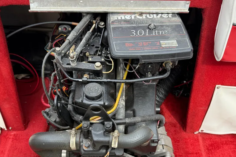 Slide: The Image of 1991 Wellcraft 170 Sport boat engine, MerCruiser 3.0 Litre, detailed view. - 12