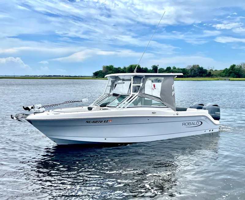 The Image of Robalo R247 Dual Console 2023 - 0