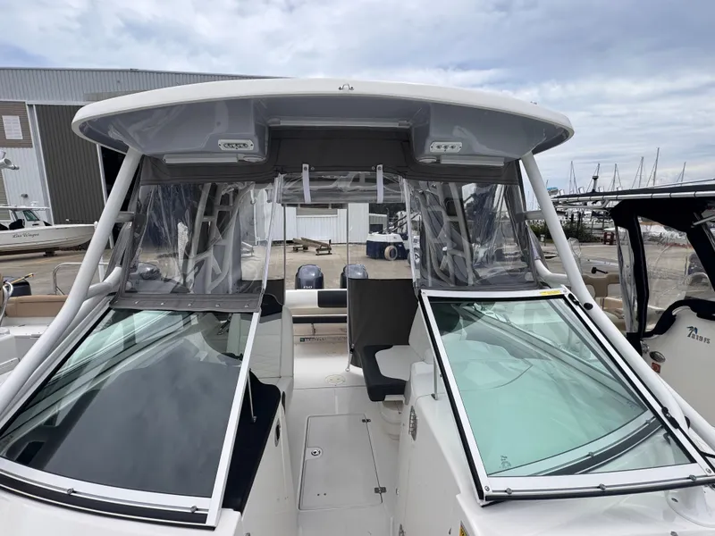 Slide: The Image of Robalo R247 Dual Console 2023 - 10