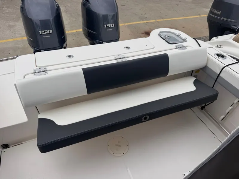 Slide: The Image of Robalo R247 Dual Console 2023 - 13