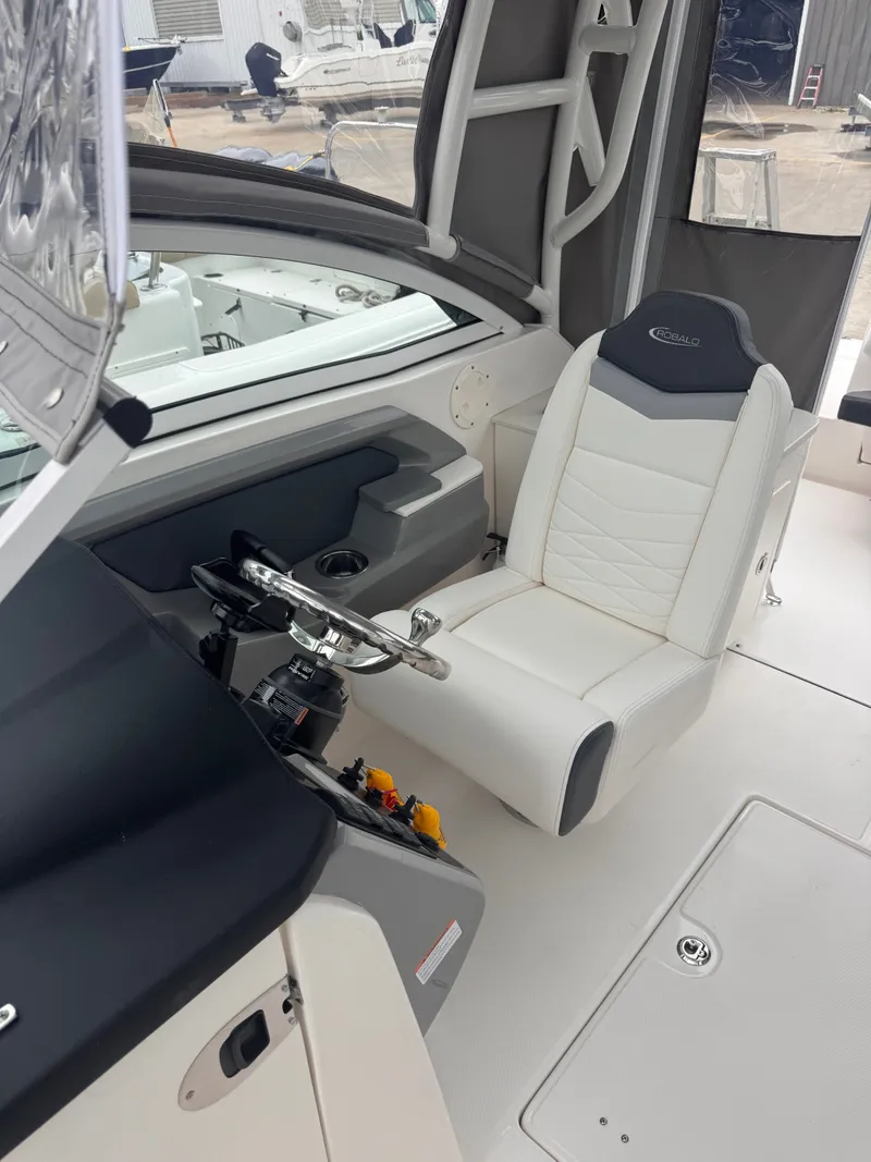 Slide: The Image of Robalo R247 Dual Console 2023 - 19