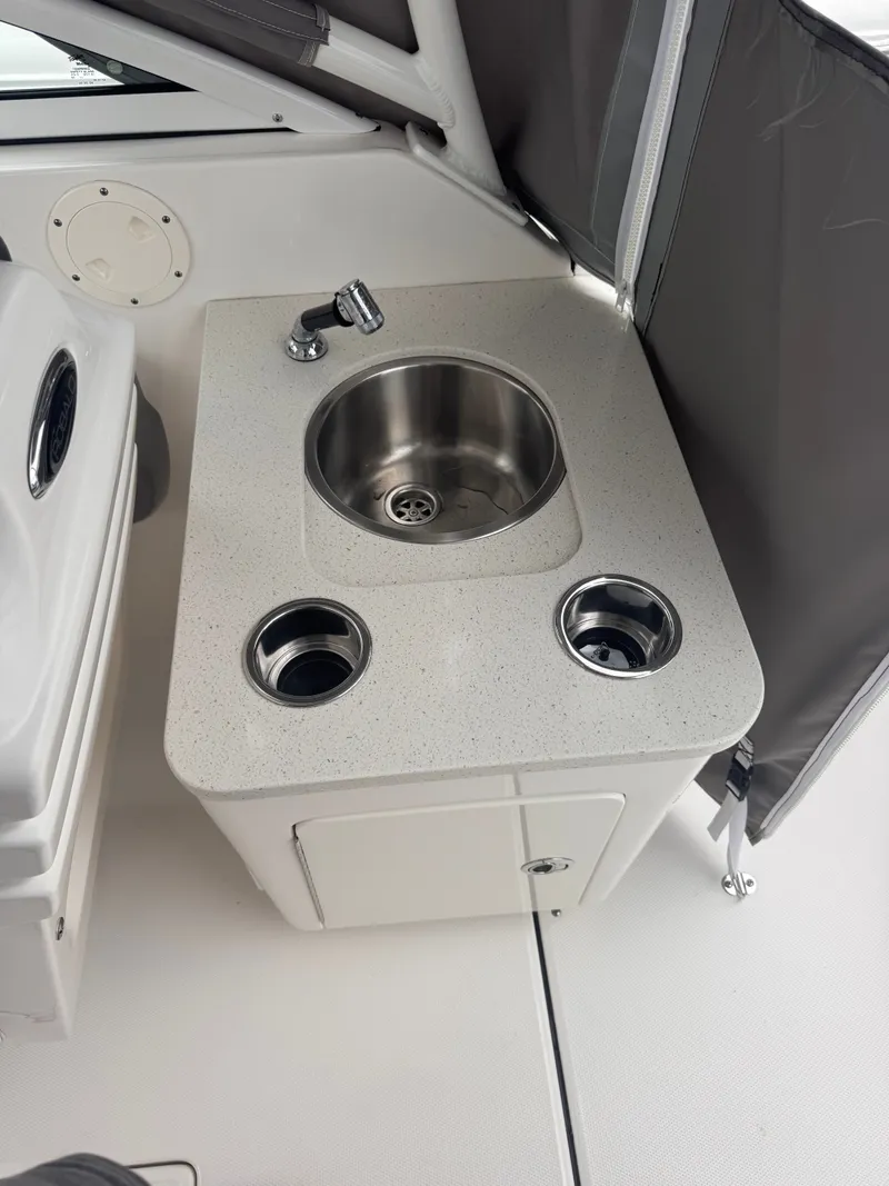 Slide: The Image of Robalo R247 Dual Console 2023 - 27