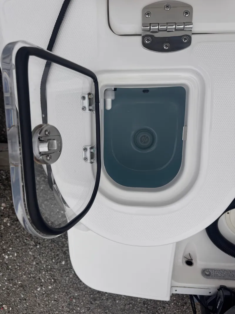 Slide: The Image of Robalo R247 Dual Console 2023 - 29