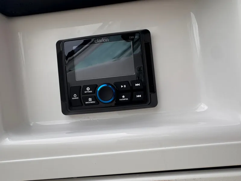 Slide: The Image of Robalo R247 Dual Console 2023 - 32