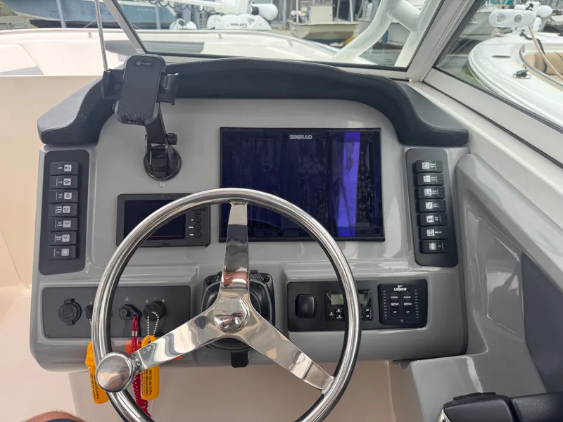 Slide: The Image of Robalo R247 Dual Console 2023 - 33