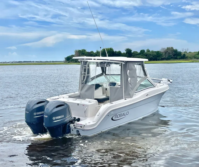 Slide: The Image of Robalo R247 Dual Console 2023 - 9