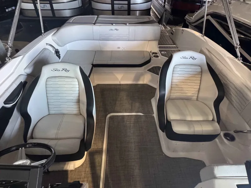 Slide: The Image of Sea Ray SPX 210 2021 - 10