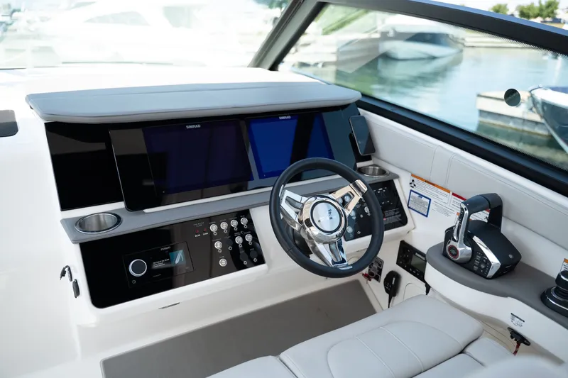 Slide: The Image of Sea Ray Sundancer 320 2024 - 10