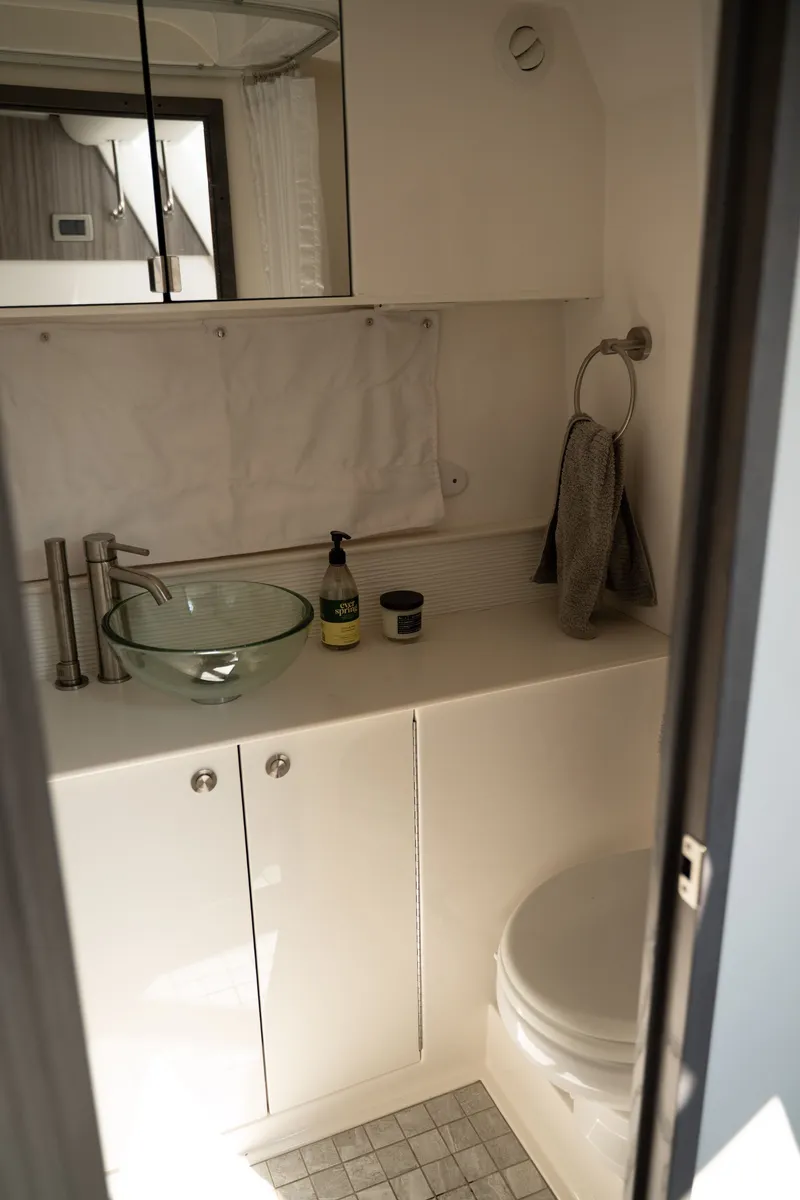 Slide: The Image of Sea Ray Sundancer 320 2024 - 13