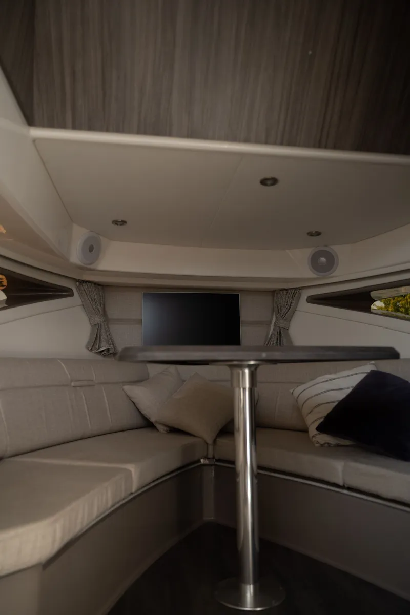 Slide: The Image of Sea Ray Sundancer 320 2024 - 14