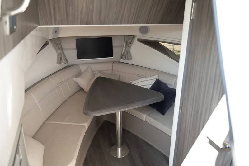 Slide: The Image of Sea Ray Sundancer 320 2024 - 18