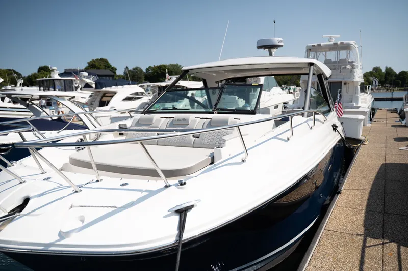 Slide: The Image of Sea Ray Sundancer 320 2024 - 4