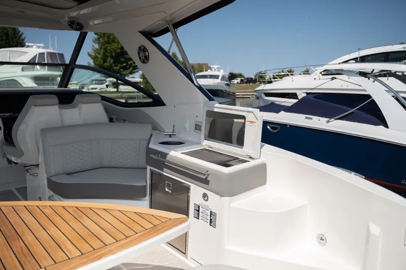 Slide: The Image of Sea Ray Sundancer 320 2024 - 6