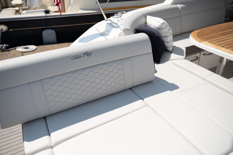 Slide: The Image of Sea Ray Sundancer 320 2024 - 7