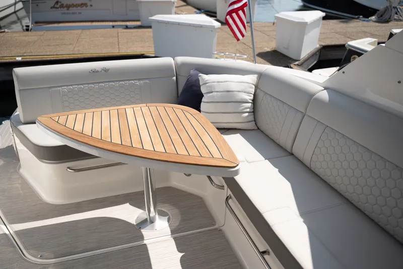 Slide: The Image of Sea Ray Sundancer 320 2024 - 8