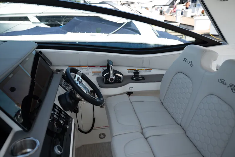 Slide: The Image of Sea Ray Sundancer 320 2024 - 9