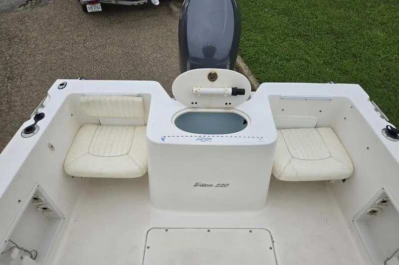 Slide: The Image of 2007 Sea Hunt Triton 220 boat interior with seating and livewell. - 15