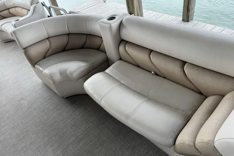 Slide: The Image of 2007 Manitou Aurora pontoon boat for rent at Elk Rapids Marina. - 4