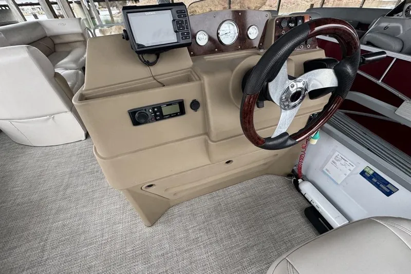 Slide: The Image of Outboard motor with "115 Four Stroke Fuel Injection" on a 2007 Manitou Aurora boat. - 7