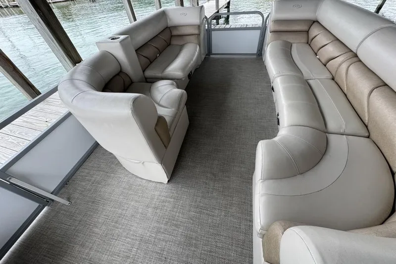 Slide: The Image of 2007 Manitou Aurora pontoon boat with Yamaha outboard motor at Elk Rapids Marina. - 8