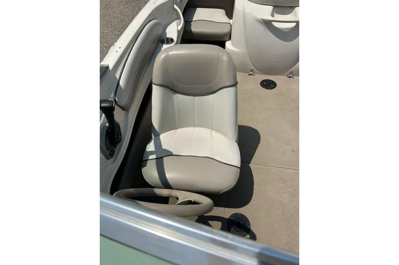 Slide: The Image of Sea Ray logo on 2003 Sea Ray 182 SRX Bow Rider boat. - 15