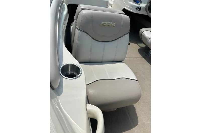Slide: The Image of 2003 Sea Ray 182 SRX Bow Rider seat with cup holder, featuring gray upholstery. - 31