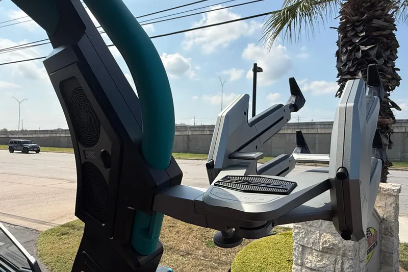 Slide: The Image of Rooftop equipment on a 2026 Supra SE 550, featuring advanced design and technology. - 20