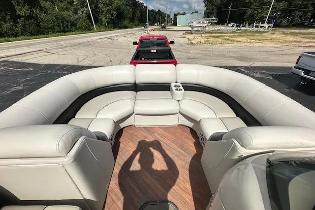 Slide: The Image of 2017 Manitou 23 Oasis pontoon boat with spacious seating and modern design. - 15