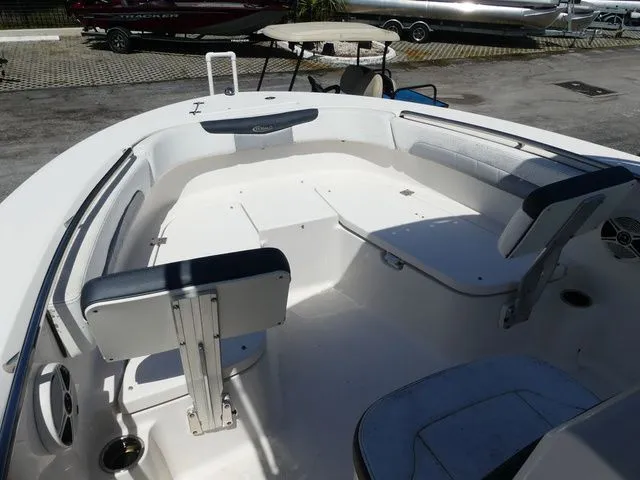 Slide: The Image of Robalo R202 Explorer 2019 - 10