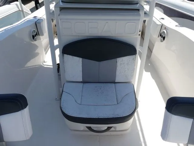Slide: The Image of Robalo R202 Explorer 2019 - 11