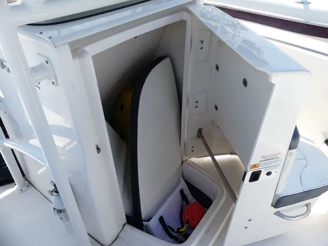 Slide: The Image of Robalo R202 Explorer 2019 - 13