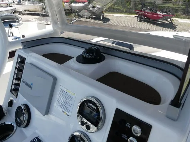 Slide: The Image of Robalo R202 Explorer 2019 - 14