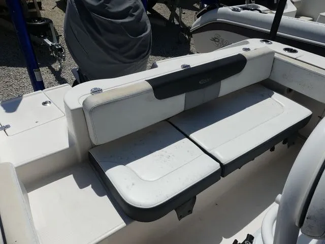 Slide: The Image of Robalo R202 Explorer 2019 - 15