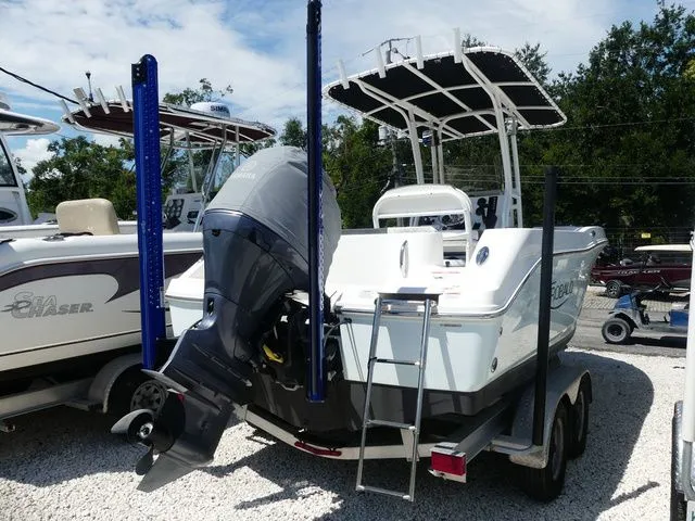Slide: The Image of Robalo R202 Explorer 2019 - 4